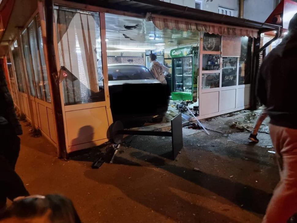 Un tânăr de 18 din Bârlad, cu un minor în maşină, a intrat cu bolidul direct într-o cafenea 733969