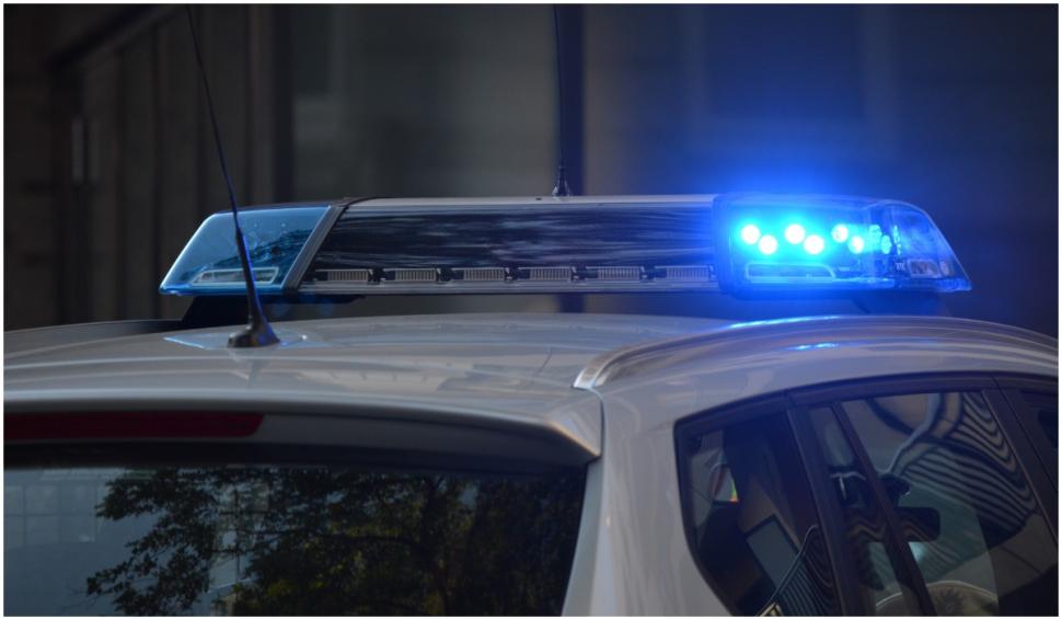 Tramvaie blocate pe Calea Văcărești din Capitală, după un accident în care a fost implicată o maşină de poliţie. Un biciclist a fost rănit 734080