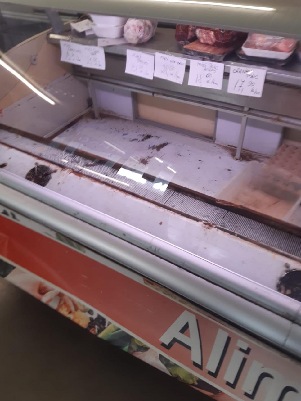 Gândaci și vitrine deteriorate într-o piață din Ploiești. Activitatea a 5 firme, oprită de ANPC 734314