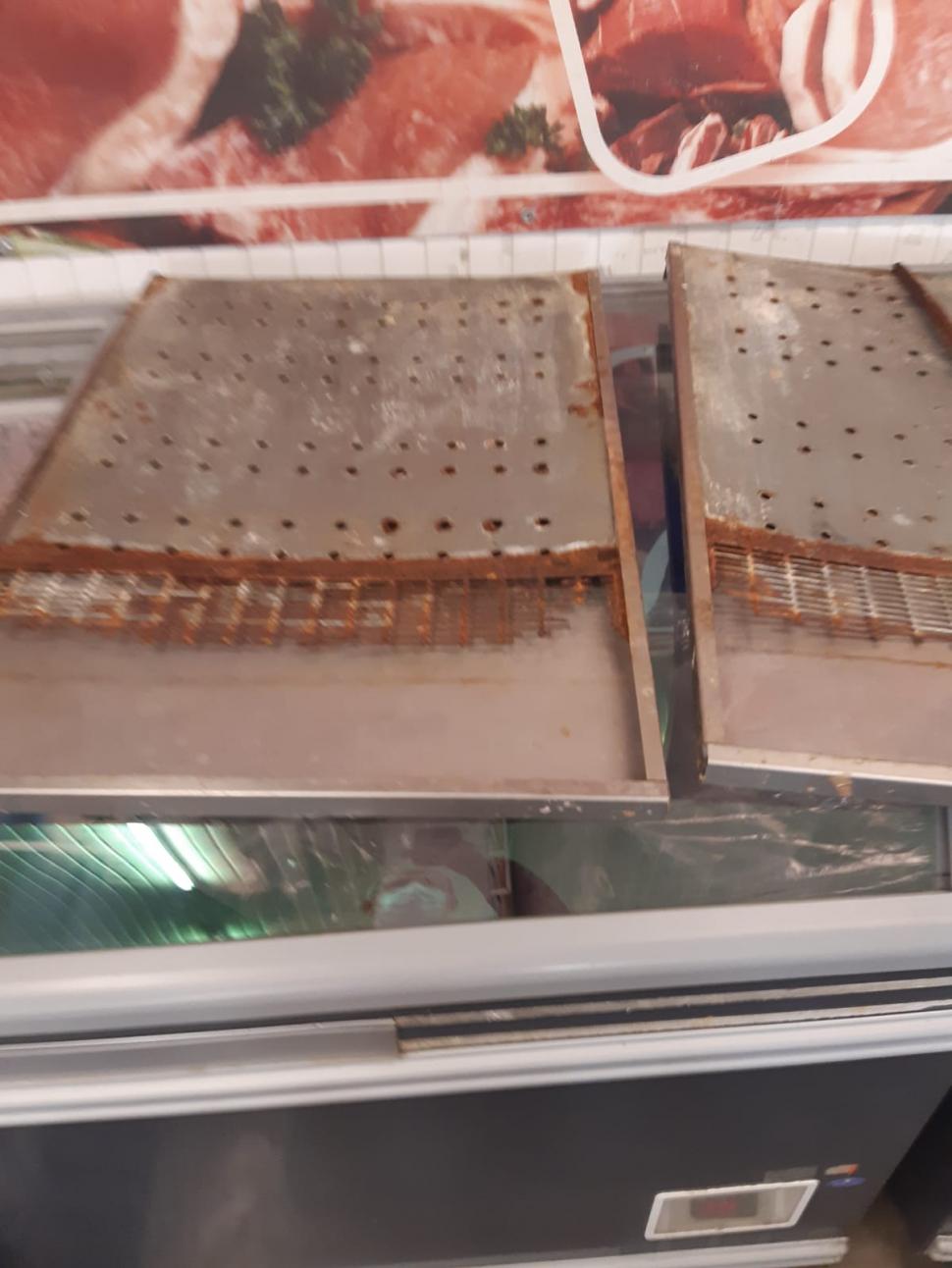 Gândaci și vitrine deteriorate într-o piață din Ploiești. Activitatea a 5 firme, oprită de ANPC 734315