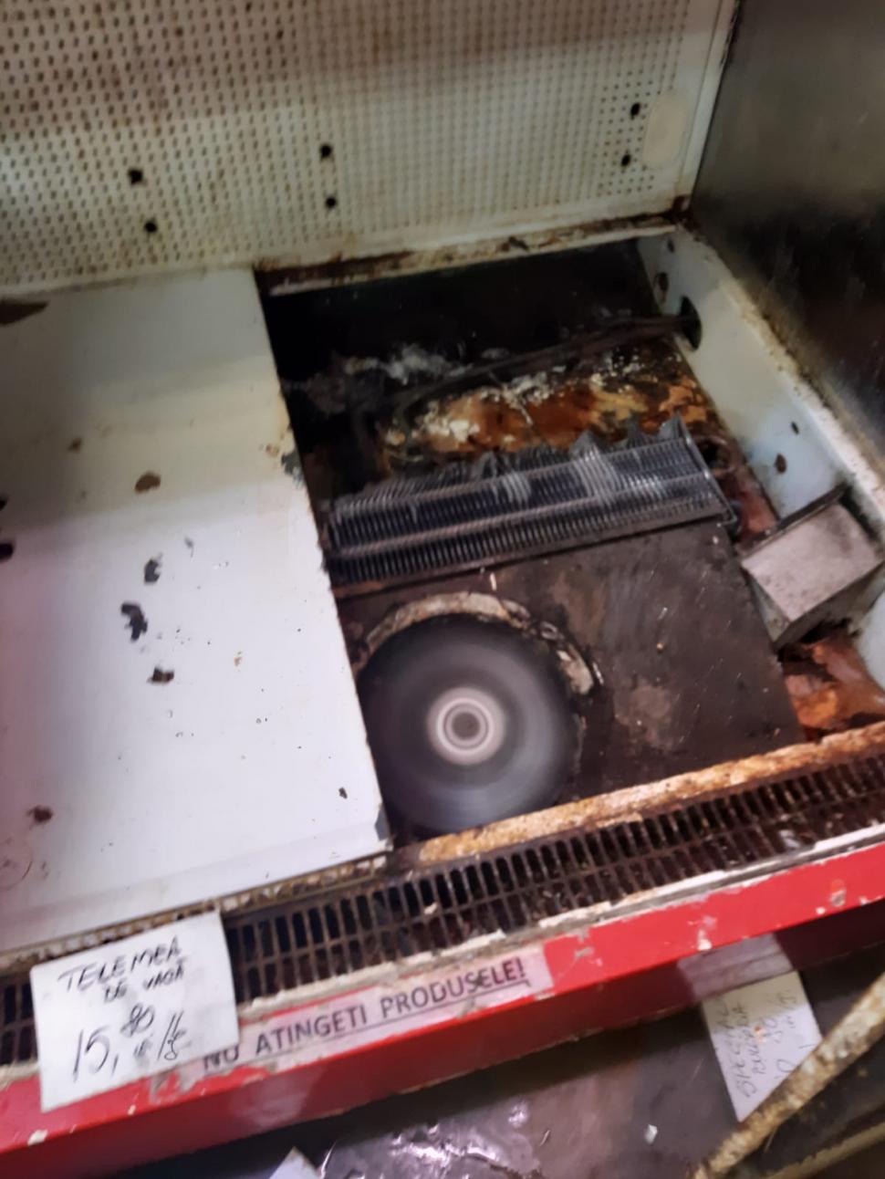 Gândaci și vitrine deteriorate într-o piață din Ploiești. Activitatea a 5 firme, oprită de ANPC 734316