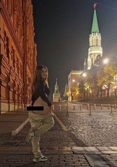 Influenceri și vedete dau fuga să-și arate public părțile intime lângă Kremlin sau secții de poliție din Moscova. Rita Fox, ultima din club. Reacția autorităților 734302