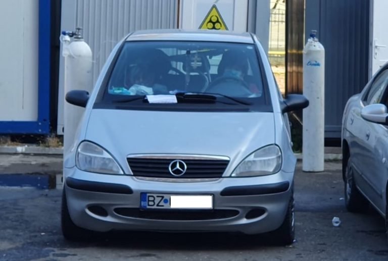 Pacienți cu COVID primesc oxigen în propriile mașini, în parcarea Spitalului Județean Buzău 