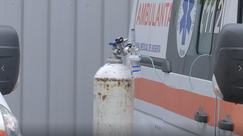 Pacienți cu COVID primesc oxigen în propriile mașini, în parcarea Spitalului Județean Buzău  734230