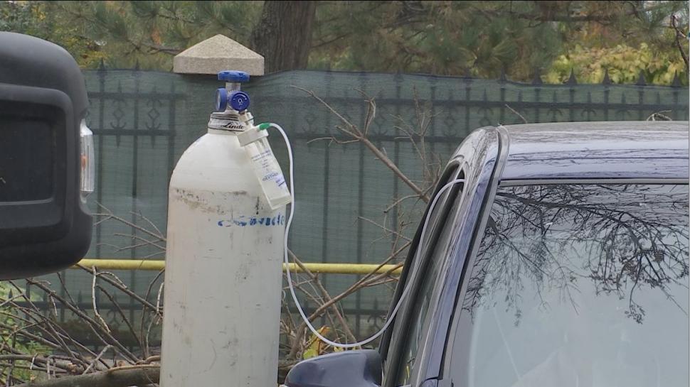 Pacienți cu COVID primesc oxigen în propriile mașini, în parcarea Spitalului Județean Buzău  734231