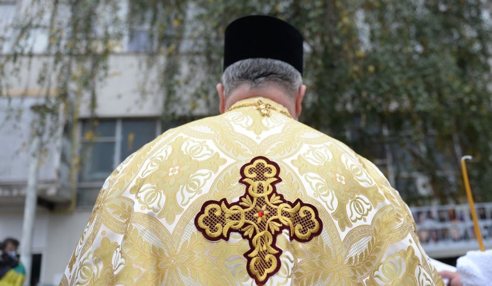 Un preot din Alba Iulia a ținut o slujbă, două botezuri și o înmormântare, deși era confirmat cu COVID