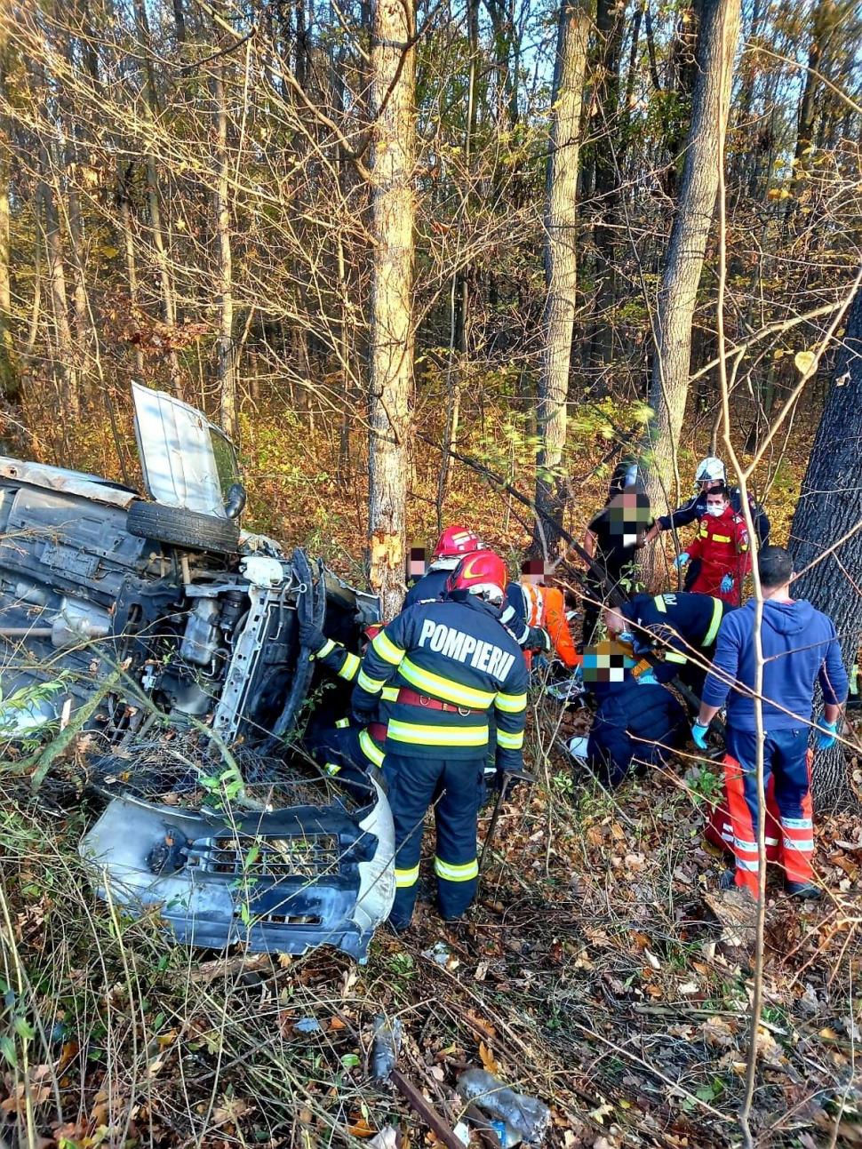 Cinci răniţi, în urma unui accident pe autostradă. O maşină s-a răsturnat în pădure 734386