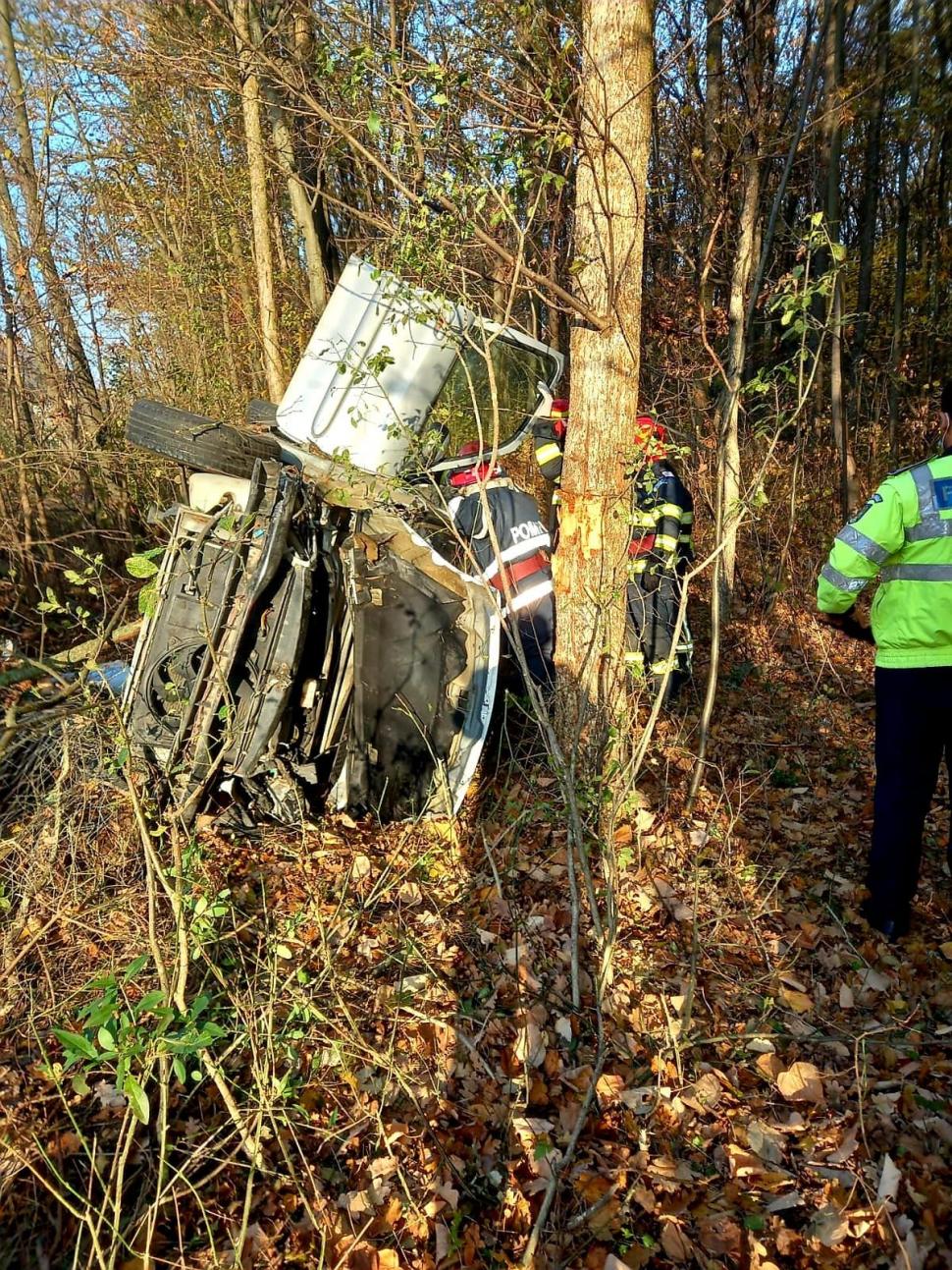 Cinci răniţi, în urma unui accident pe autostradă. O maşină s-a răsturnat în pădure 734387