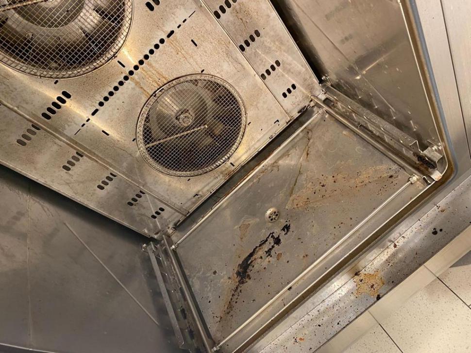 ANPC a închis temporar raioane ale supermarketurilor Carrefour, Lidl și Profi din Ploieşti. Mizerie, gândaci și marfă stricată 734417