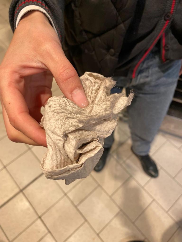 ANPC a închis temporar raioane ale supermarketurilor Carrefour, Lidl și Profi din Ploieşti. Mizerie, gândaci și marfă stricată 734418