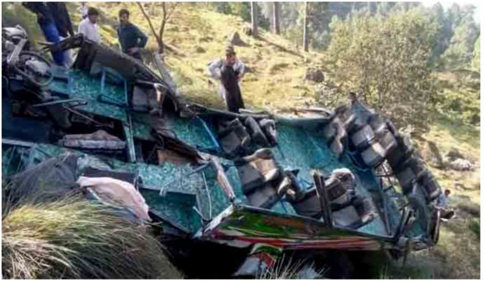 Cel puțin 26 de oameni au murit, și alți 4 au fost răniți, după ce un autobuz s-a răsturnat în Pakistan