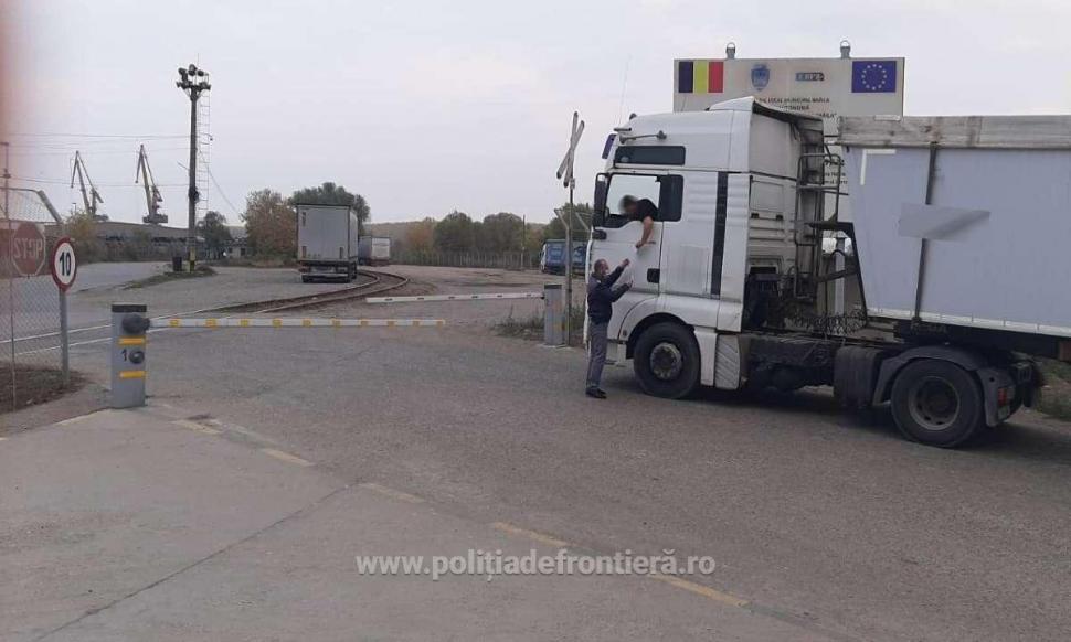 Şofer român de TIR prins la Brăila când conducea în timp ce bea coniac cu energizant pe care îl stingea cu bere 734467