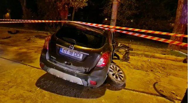 O gravidă de 35 de ani, băută la volan, a intrat cu maşina într-un copac şi într-un stâlp de iluminat din Mamaia 734665