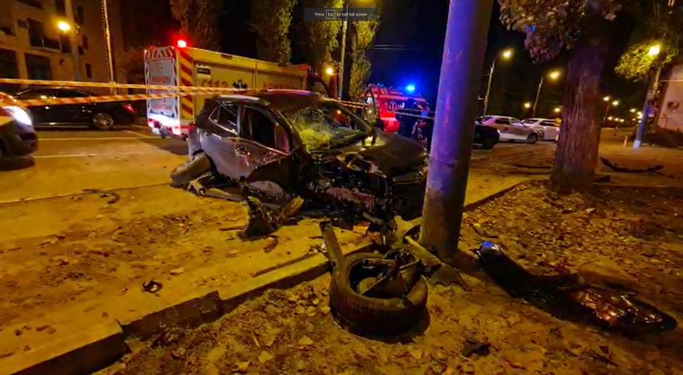 O gravidă de 35 de ani, băută la volan, a intrat cu maşina într-un copac şi într-un stâlp de iluminat din Mamaia 734666