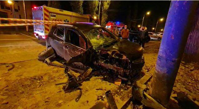 O gravidă de 35 de ani, băută la volan, a intrat cu maşina într-un copac şi într-un stâlp de iluminat din Mamaia 734667