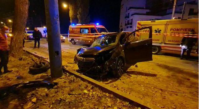 O gravidă de 35 de ani, băută la volan, a intrat cu maşina într-un copac şi într-un stâlp de iluminat din Mamaia 734668