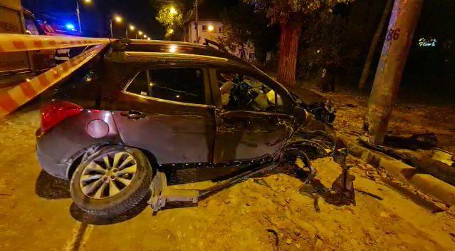 O gravidă de 35 de ani, băută la volan, a intrat cu maşina într-un copac şi într-un stâlp de iluminat din Mamaia 734669