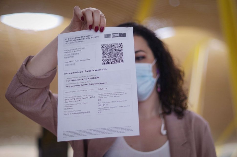 Medic din Mehedinți acuzat că a eliberat certificate COVID false, prin "vaccinare la chiuvetă", arestat preventiv