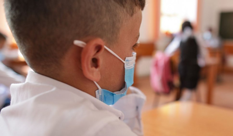 Şcoala din România cu trei angajaţi vaccinaţi, dar un singur bolnav în zonă. Elevii vor sta acasă de luni