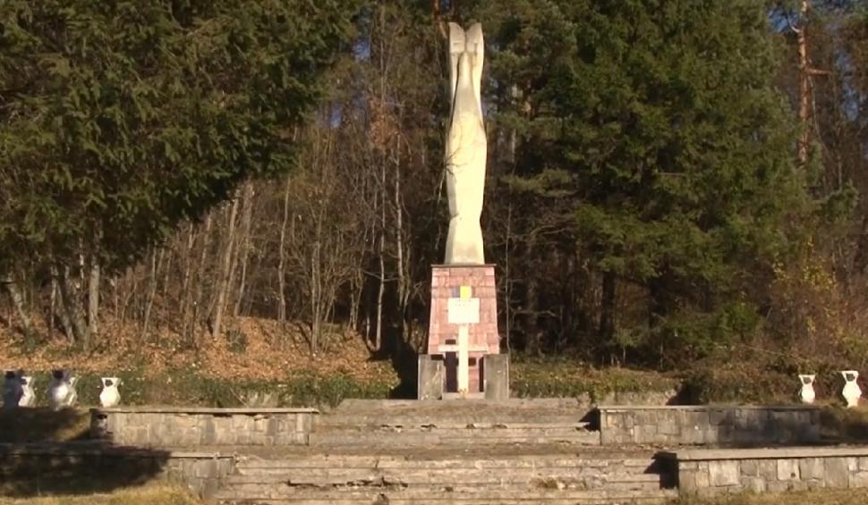 Teolog, strigăt de durere de la Cimitirul Eroilor din Sinaia: "Să ne iertați pentru batjocura pe care o aducem jertfei voastre, că am greșit punând trădătorii aştia să conducă ţara" 734760