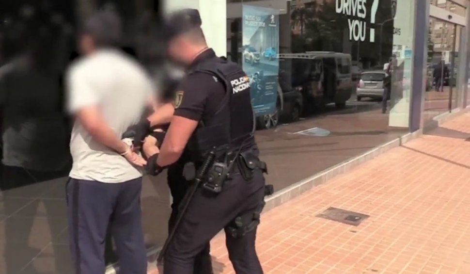 Un bărbat care-și ținea de 8 ani fiicele și nepoatele captive conform preceptelor islamice dure a fost arestat de poliția spaniolă