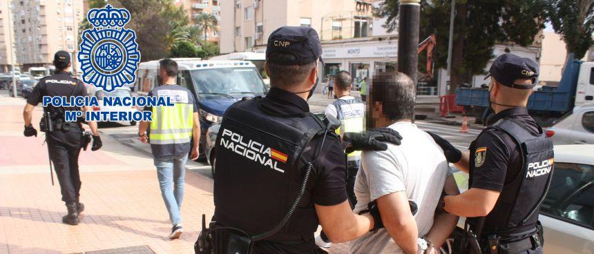 Un bărbat care-și ținea de 8 ani fiicele și nepoatele captive conform preceptelor islamice dure a fost arestat de poliția spaniolă 734771