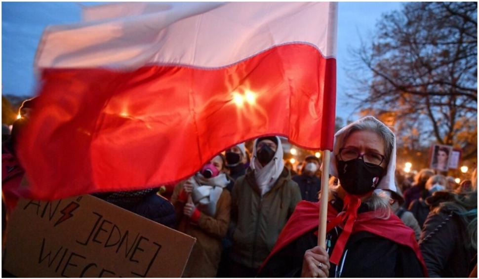 Proteste în Polonia după moartea unei femei însărcinate căreia i s-a refuzat avortul 734892