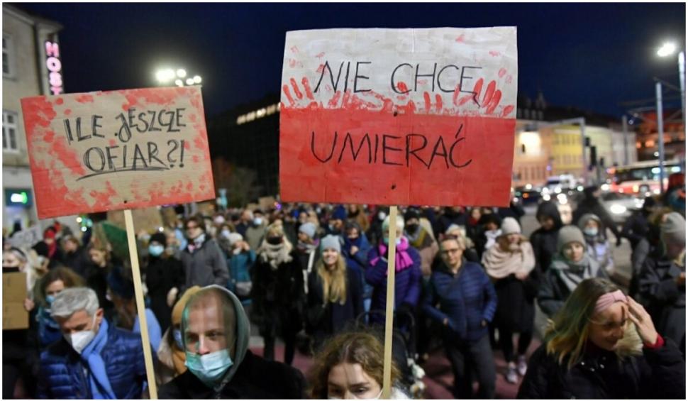 Proteste în Polonia după moartea unei femei însărcinate căreia i s-a refuzat avortul 734893