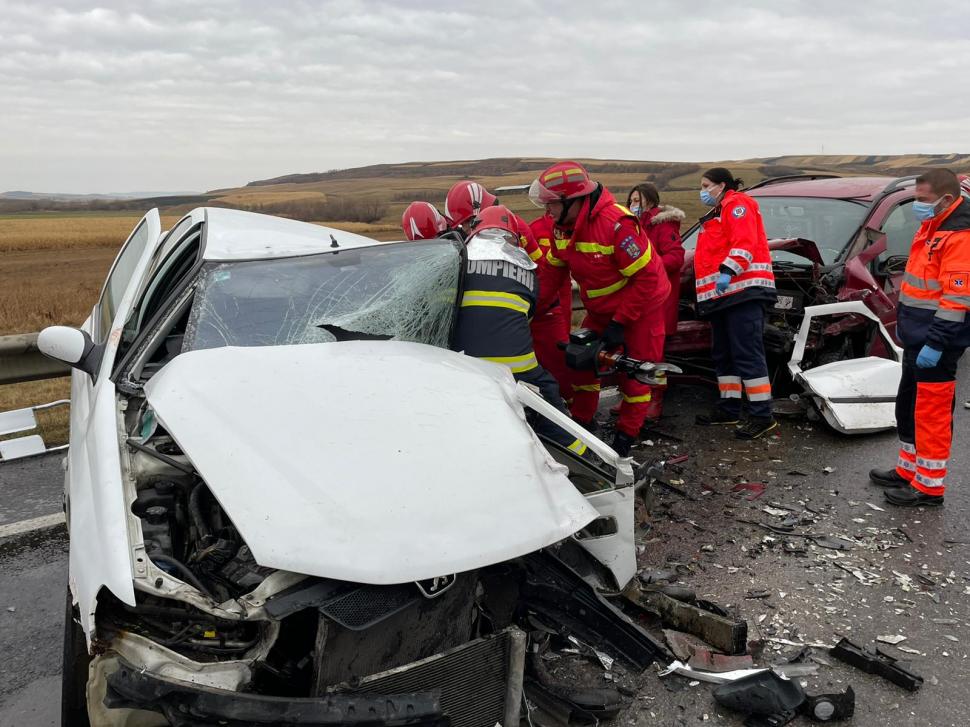 Accident cu patru victime în Suceava: Două mașini s-au ciocnit frontal  735018