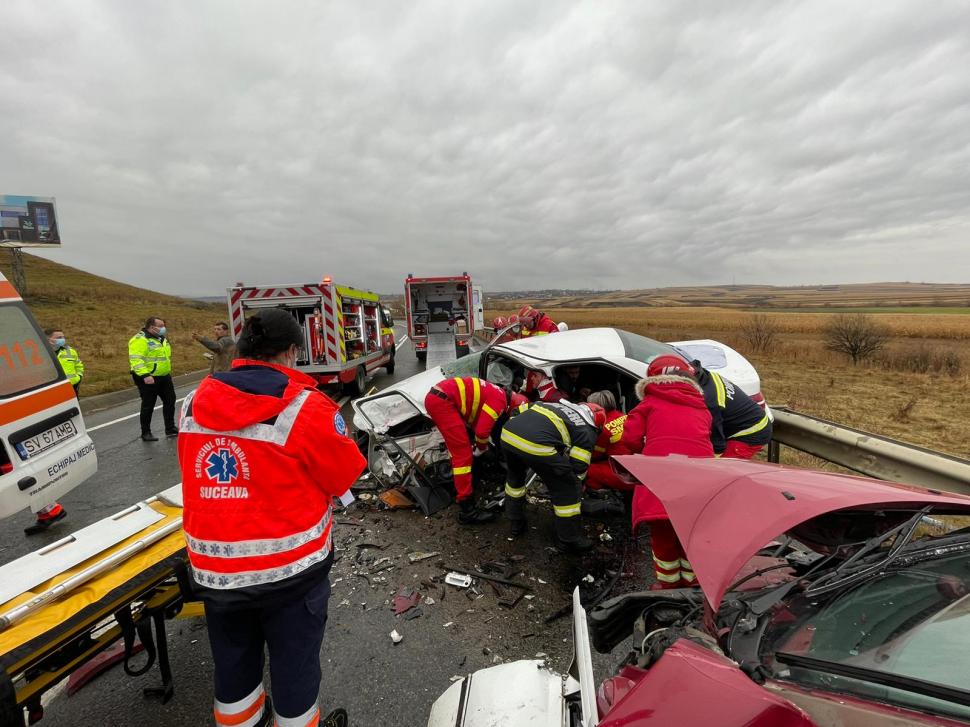 Accident cu patru victime în Suceava: Două mașini s-au ciocnit frontal  735019