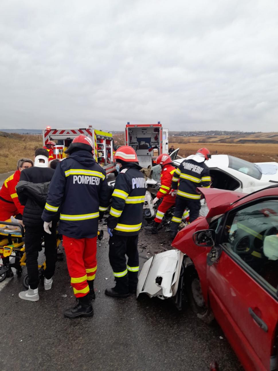 Accident cu patru victime în Suceava: Două mașini s-au ciocnit frontal  735023