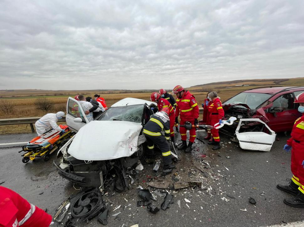 Accident cu patru victime în Suceava: Două mașini s-au ciocnit frontal  735025