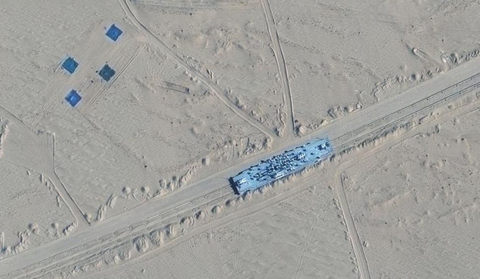 Se pregătește China de război? Un portavion și distrugătoare americane amplasate în deșert dezvăluie planurile Beijingului 734979