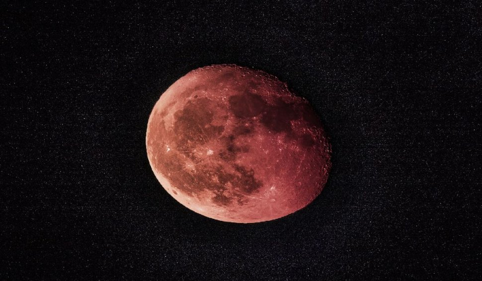 În luna noiembrie o să avem parte de cea mai lungă eclipsă de Lună a acestui secol