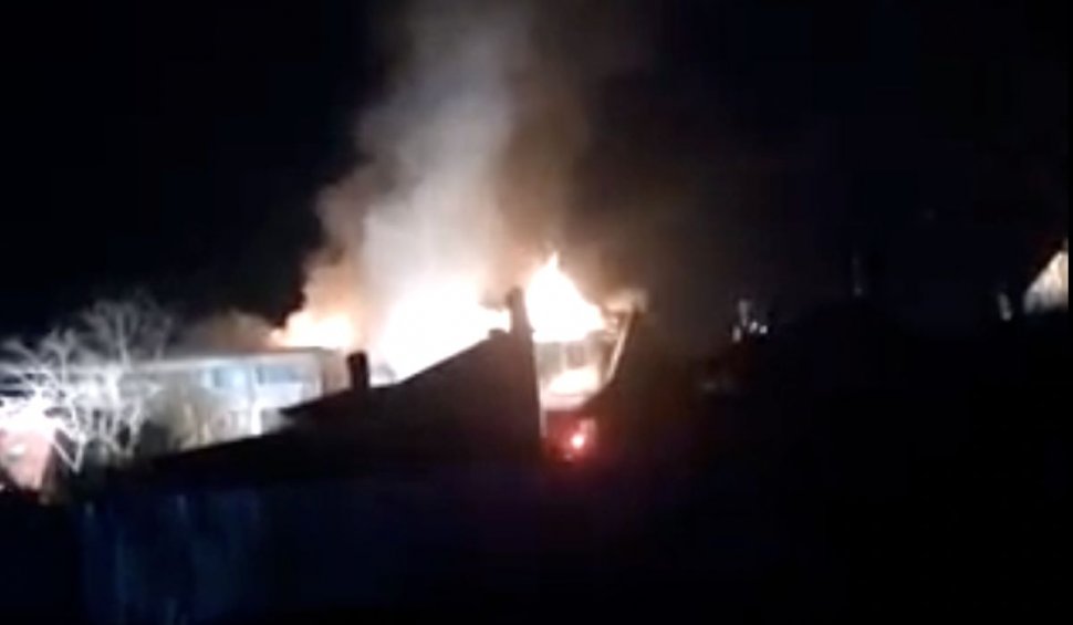 Incendiu violent la două case din Ploiești. Un bărbat de 60 de ani a fost găsit mort