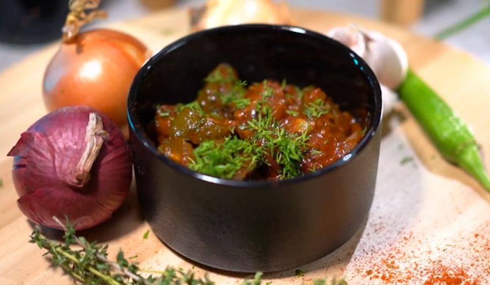 Irina Baianţ şi Ştefan Lungu gătesc mâncare de castraveţi muraţi, în ediţia 6 "Gătit la costum" 734997