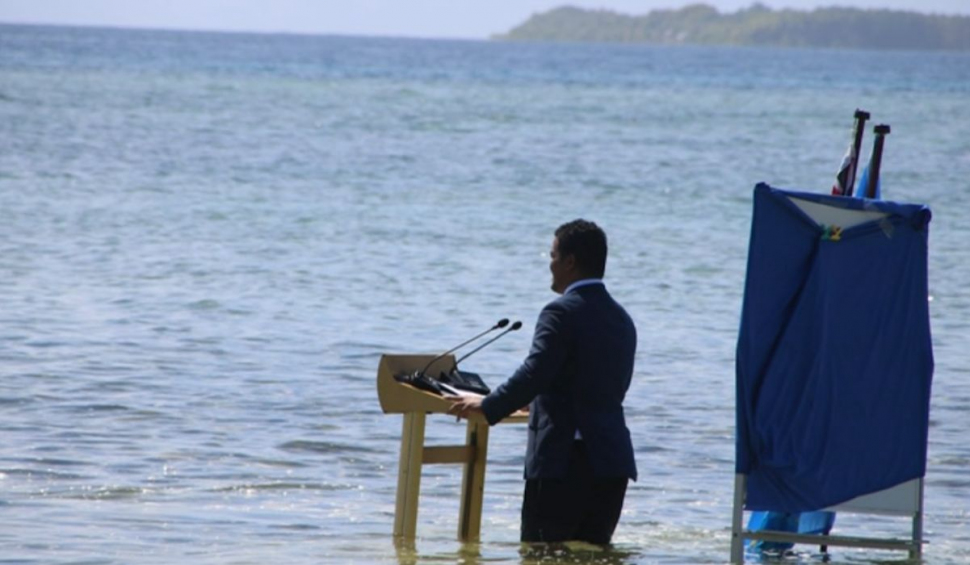 Un ministru a intrat în apă la sacou și cravată pentru a avertiza asupra încălzirii globale. Un amănunt l-a dat de gol