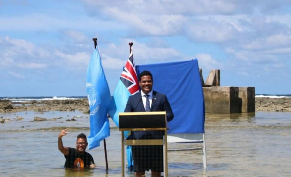 Un ministru a intrat în apă la sacou și cravată pentru a avertiza asupra încălzirii globale. Un amănunt l-a dat de gol 735012