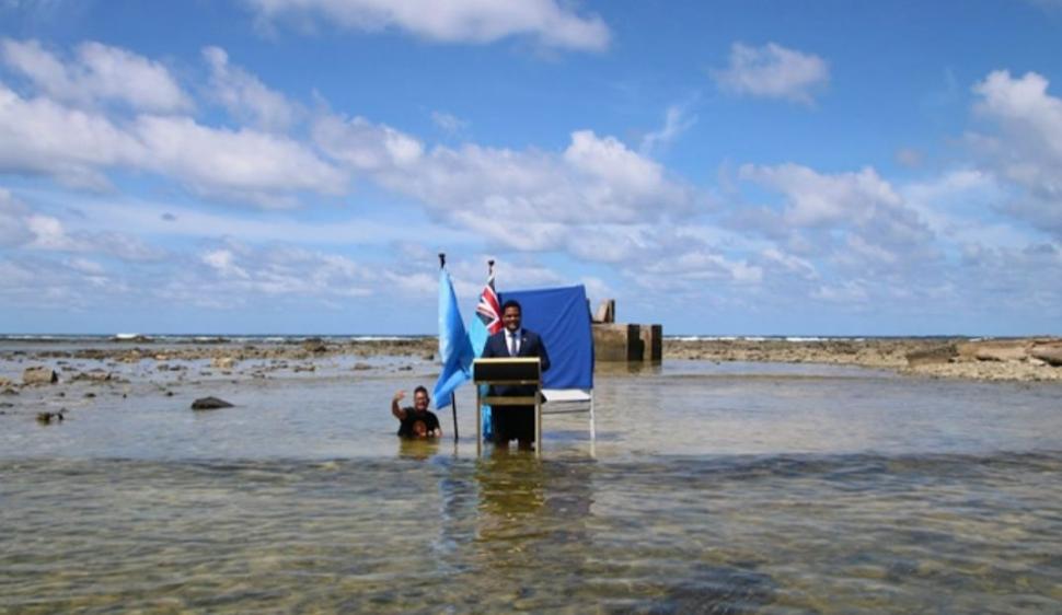 Un ministru a intrat în apă la sacou și cravată pentru a avertiza asupra încălzirii globale. Un amănunt l-a dat de gol 735013