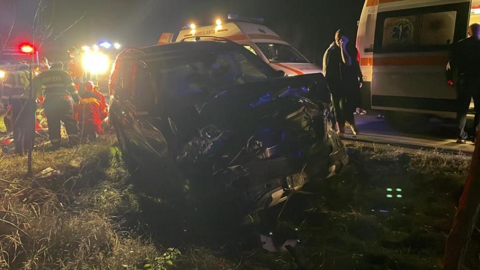 Două persoane au murit şi cinci sunt rănite, după ce două maşini s-au ciocnit în Dâmbovița, pe DN 7 735106