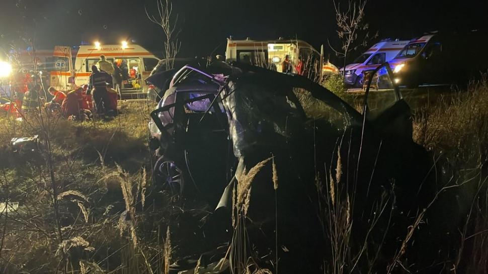 Două persoane au murit şi cinci sunt rănite, după ce două maşini s-au ciocnit în Dâmbovița, pe DN 7 735109