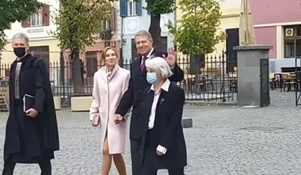 Klaus Iohannis şi soţia sa, reclamaţi la poliţie că nu au purtat masca de protecţie: "Indiferent de statut, legea trebuie respectată"