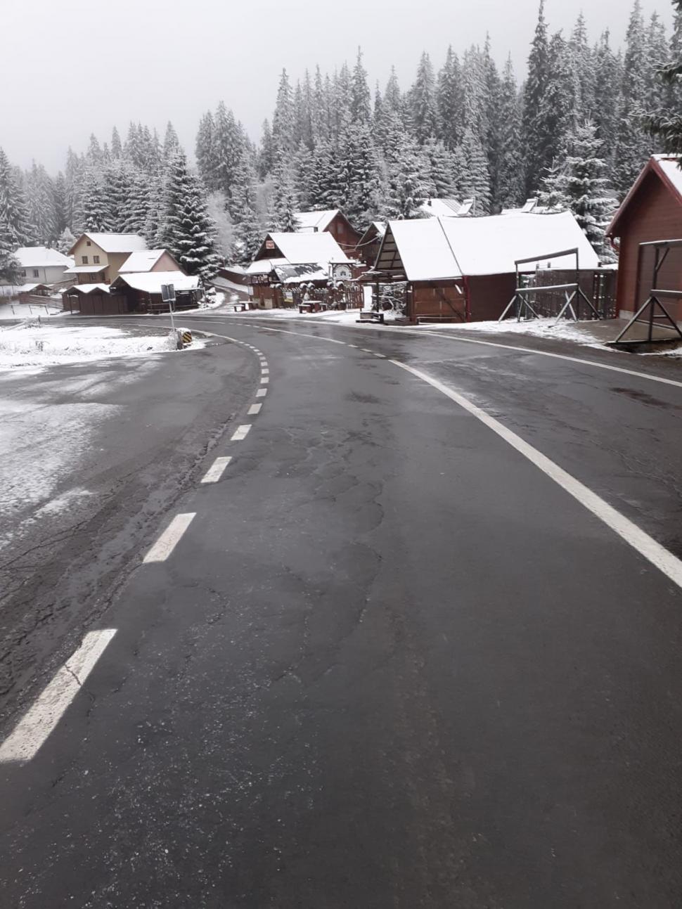 Ninge la Harghita, Bacău şi Braşov. "Şoferii să nu plece la drum, dacă nu au mașinile pregătite pentru iarnă!" 735115