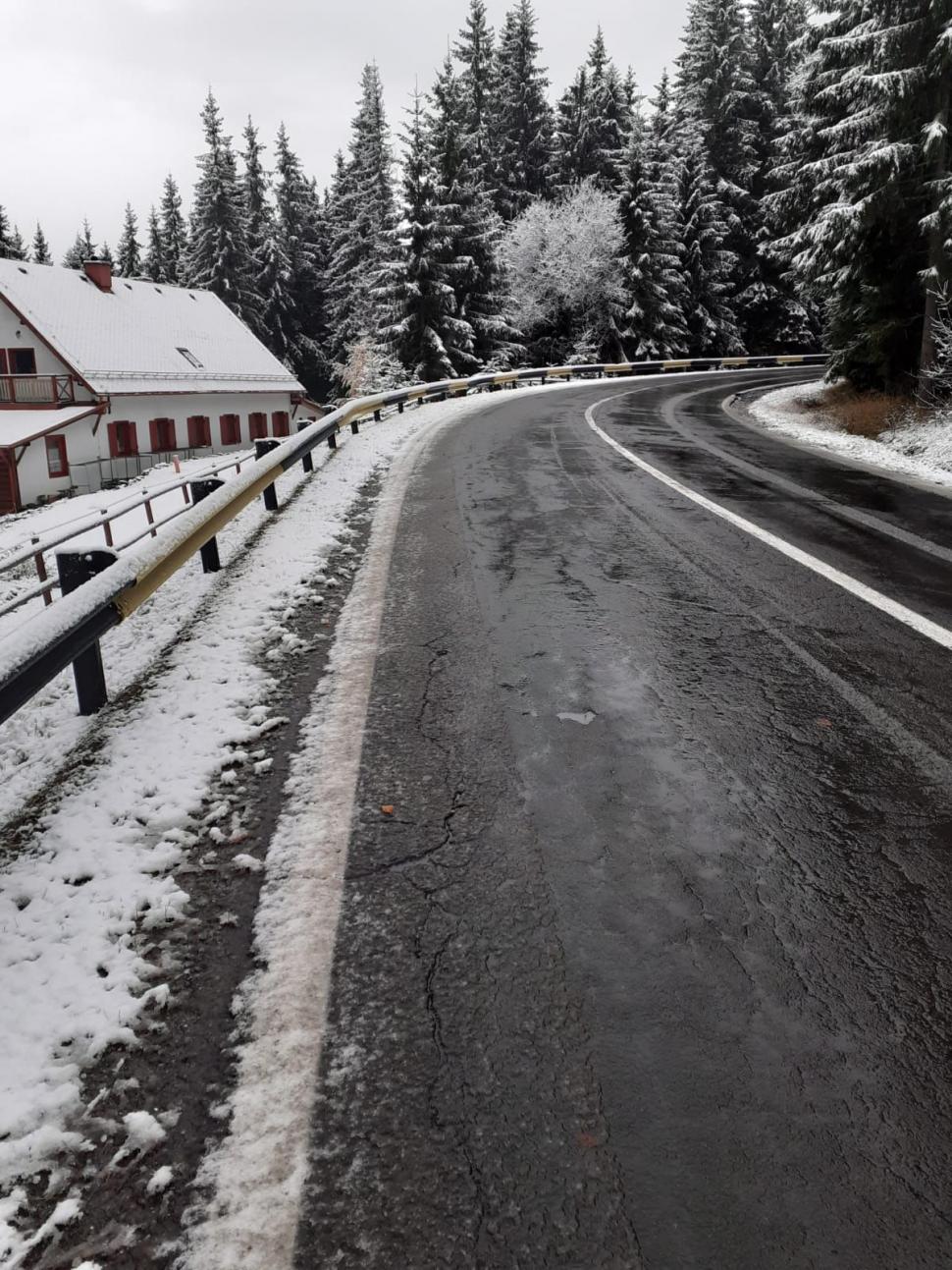 Ninge la Harghita, Bacău şi Braşov. "Şoferii să nu plece la drum, dacă nu au mașinile pregătite pentru iarnă!" 735116