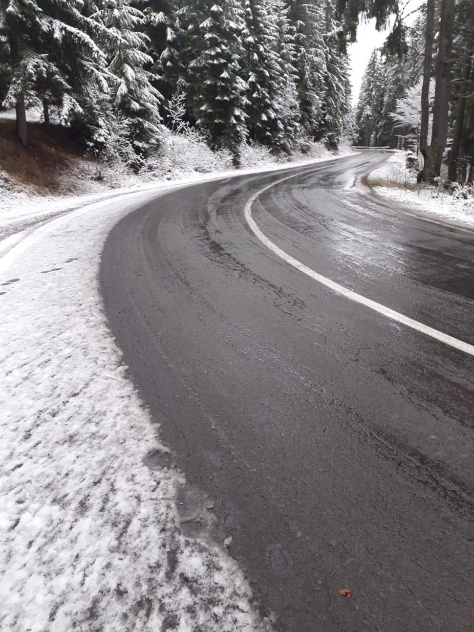 Ninge la Harghita, Bacău şi Braşov. "Şoferii să nu plece la drum, dacă nu au mașinile pregătite pentru iarnă!" 735117