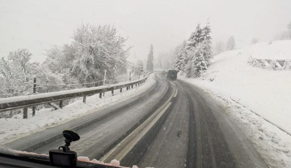 Ninge la Harghita, Bacău şi Braşov. "Şoferii să nu plece la drum, dacă nu au mașinile pregătite pentru iarnă!"