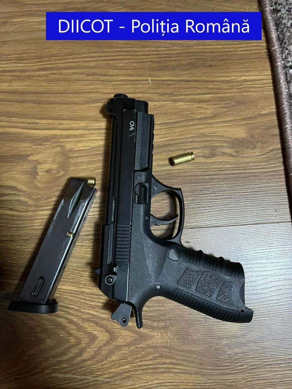 O grupare de contrabandişti din Neamţ schimba plăcuţe de înmatriculare în mers, pentru a-i deruta pe poliţişti 735171