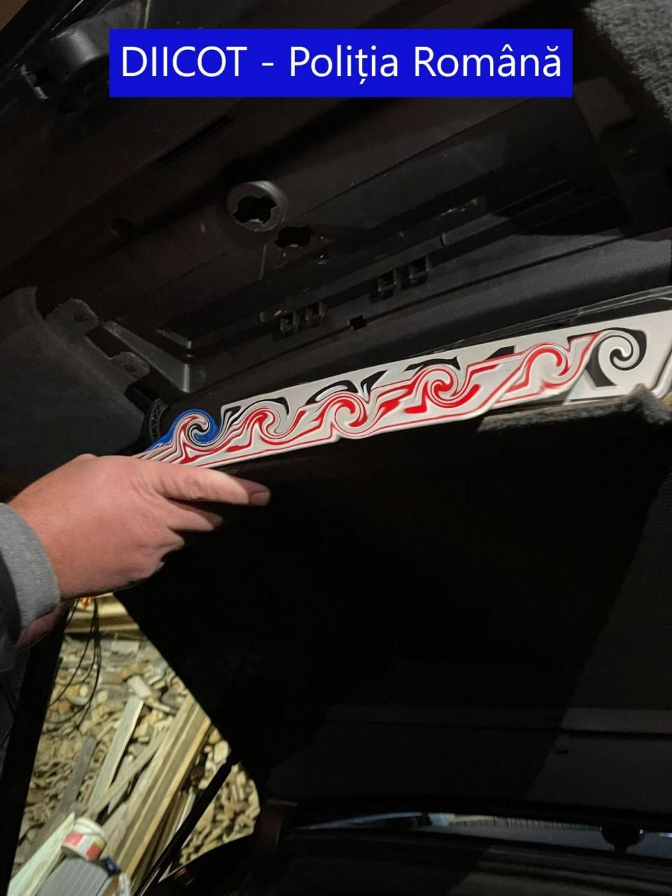 O grupare de contrabandişti din Neamţ schimba plăcuţe de înmatriculare în mers, pentru a-i deruta pe poliţişti 735173