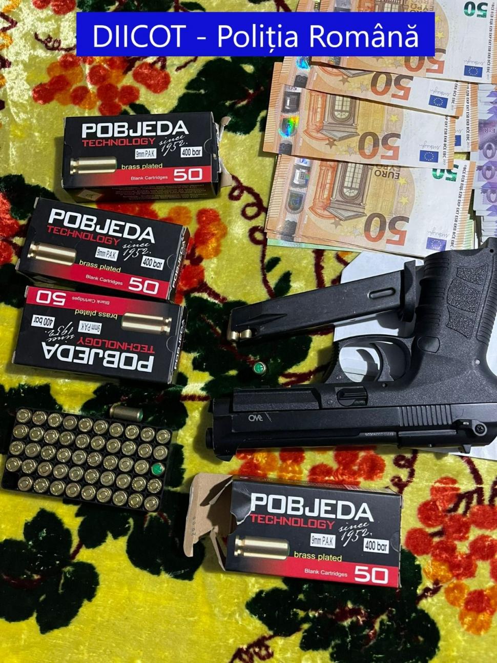 O grupare de contrabandişti din Neamţ schimba plăcuţe de înmatriculare în mers, pentru a-i deruta pe poliţişti 735174