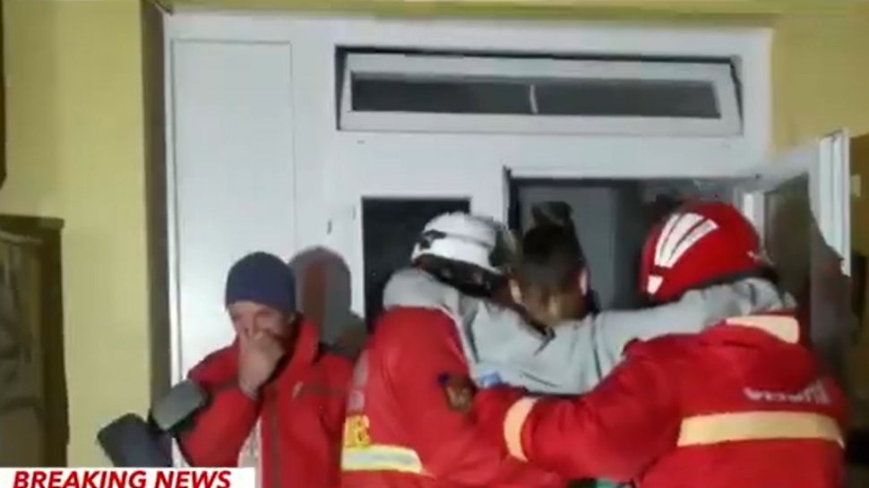 40 de oameni evacuați, după ce un bărbat gelos și-a dat foc apartamentului. Mai multe persoane au ajuns la spital